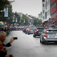 SVENSK: Gatene krydde av tilskuere til tross for at etappestarten gikk i pøsende regn. Volvo stilte med følgebiler til flere av lagene. 