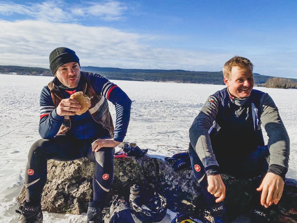 ISTID: Aaron Apew (t.v) og Ketil Wendelbo Aanensen tar et gastronomisk hvileskjær på Maridalsvannet. Oslo-dawn-patrol-strava-art-10
