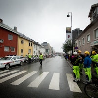 AKTIVITET: Gatene i Bodø sentrum fylles før start på dagens etappe. Flere politibiler- og motorsykler sørger for rytternes sikkerhet, og veinettet rundt Bodø ble sperret store deler av dagen