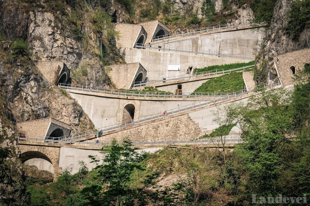 TRANGT: Passo San Boldos tuneller gir ikke plass til mange i bredden. Denne bakken er av uforklarlige årsaker sjelden omtalt. Foto: Andrea Casalotti.