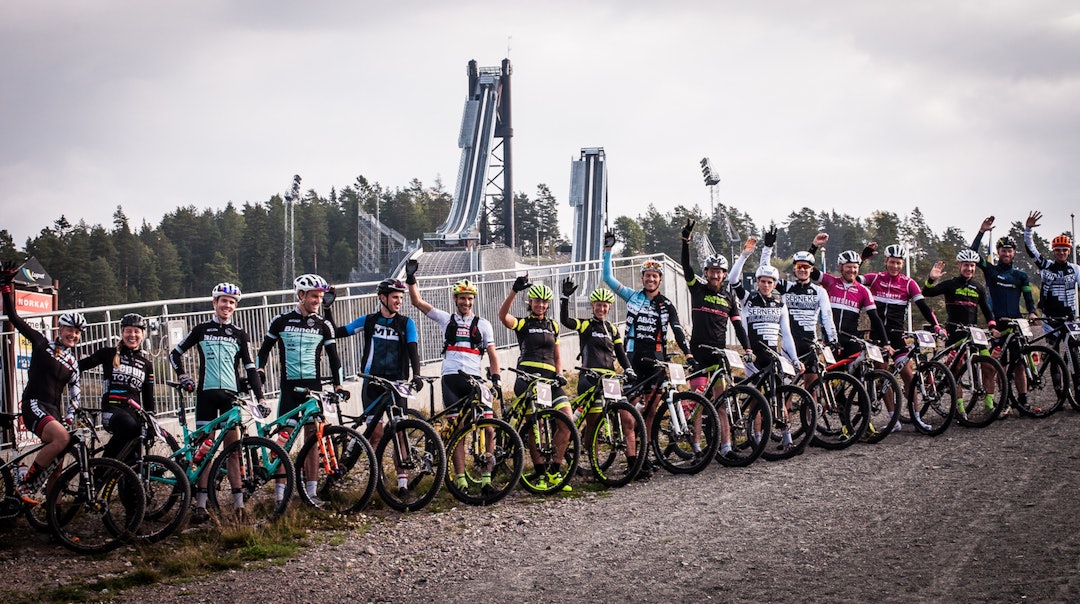 Feltet i Biking Dalarna Testlopp består av åtte lag med to ryttere på hvert lag. Foto: Per Hagdahl Biking Dalarna Testlopp 2016 Lugnet Falun - Foto Per Hagdahl 1400x786