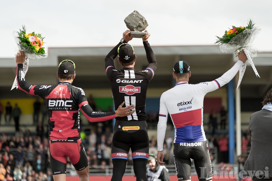 BESKRIVENDE: Troféet du vinner i Paris-Roubaix er håndplukket fra en av pavéene, og det er strenge kriterier for formen. Foto: Henrik Alpers.
