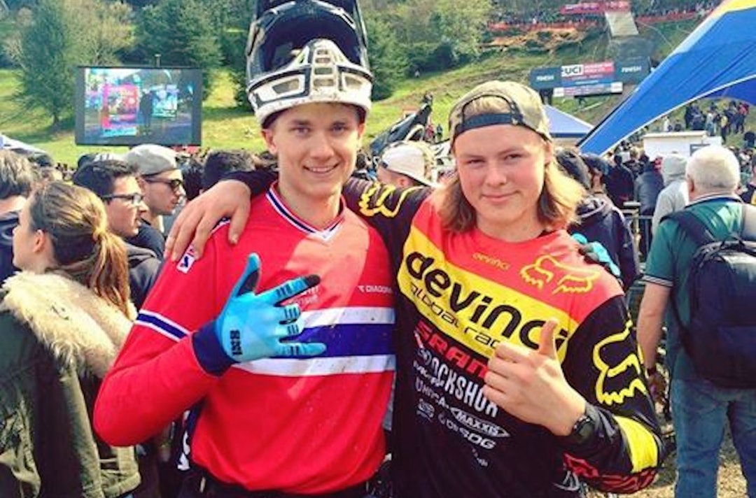 Simen Smestad (til venstre) hadde vunnet cupen sammenlagt allerede før siste runde. Her sammen med Brage Vestavik på verdenscuprunden i Frankrike i våres. Foto: NCF Simen Smestad - Brage Vestavik - WC Lourdes April 10-16 - NCF 1400x924