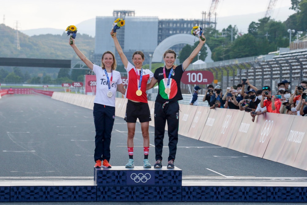 PODIET: Gull til Anna Kiesenhofer, sølv til Annemiek van Vleuten og bronse til Elisa Longo Borghini. Foto: Cor Vos ol i tokyo, annemiek van vleuten, anna kiesenhofer, elisa longo borghini