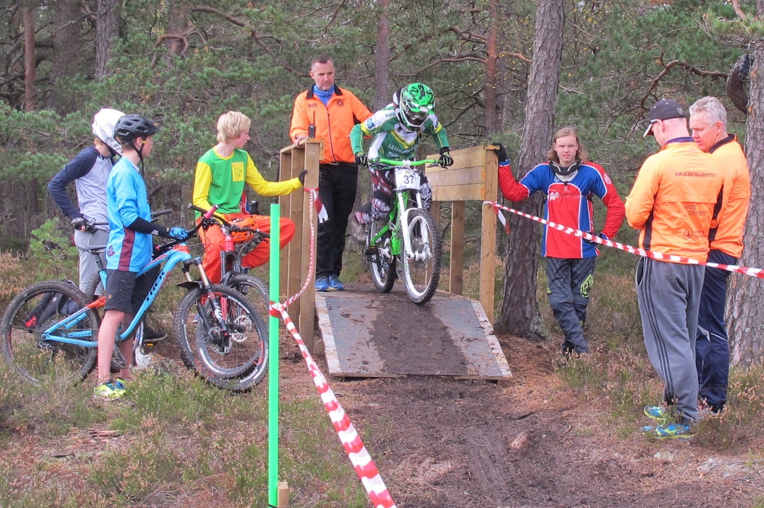 Det var mange unge ryttere med i finalerunden i den felles skandinaviske utforcupen, og det lover godt for tilveksten til grenen. Foto: Arrangøren Skandinavisk Cup DH Kjerringåsen Foto Arrangøren 1400x933