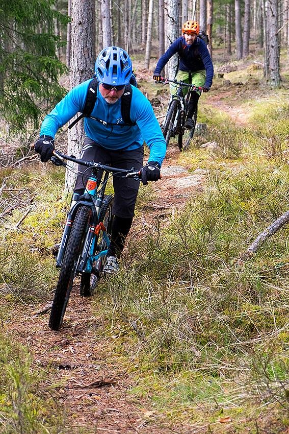 NOTS har lagt til rette mye for terrengsyklistene, og har nå fått 50.000 kroner fra Norrøna for den jobben de gjør. Foto: Bjørn Enoksen NOTS trail building 1 - Bjørn Enoksen