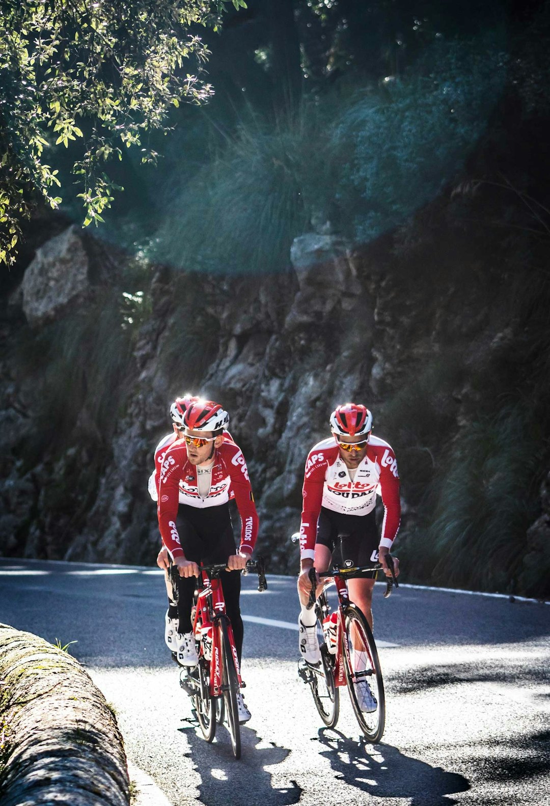 FORBEREDELSER: Benoot trener regelmessig i høyden for å forberede seg til Tour de France på optimalt vis. Her er han sammen med lagkompisene sine på en tidlig treningsleir på Mallorca i desember 2018. Foto: Tom Peeters.