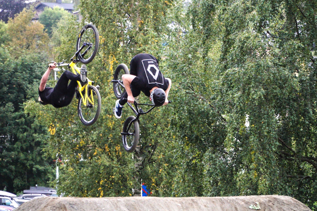 Erik Testdal og Didrik Dege Dimmen varmer opp tilskuerne under lørdagens åpning i Havstad sykkelpark. Foto: Mikkel Byrsø Dan-Rognlie Erik Testdal Didrik Dege Dimmen tett flip Havstad Sept 17-16 Mikkel Byrsø Dan-Rognlie 1400x933