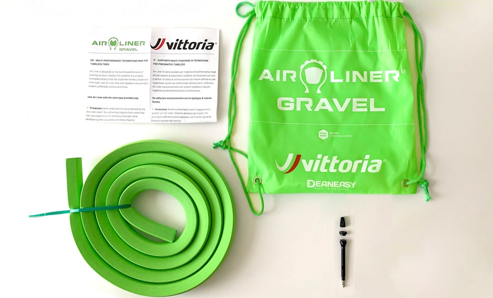 KOMPLETT: Kjøper du Vittoria Air Liner får du også med nye ventiler, noe som fort koster 300 kroner løst. vittoria-air-liner-gravel-1