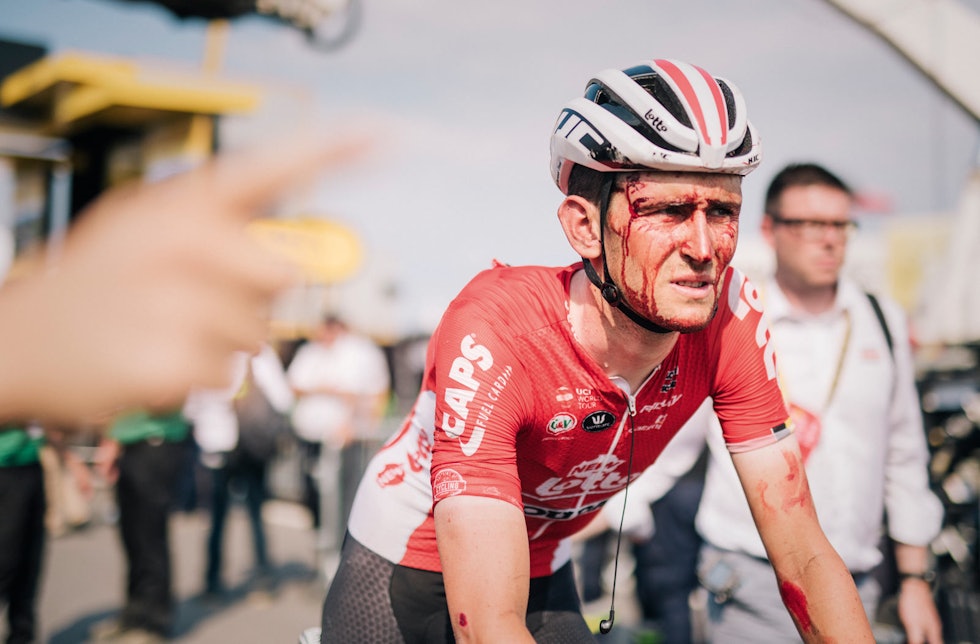 OVER OG UT: På den fjerde etappen i fjorårets Tour de France veltet Tiesj Benoot stygt og måtte forlate Touren samme dag. Foto: Kristof Ramon.