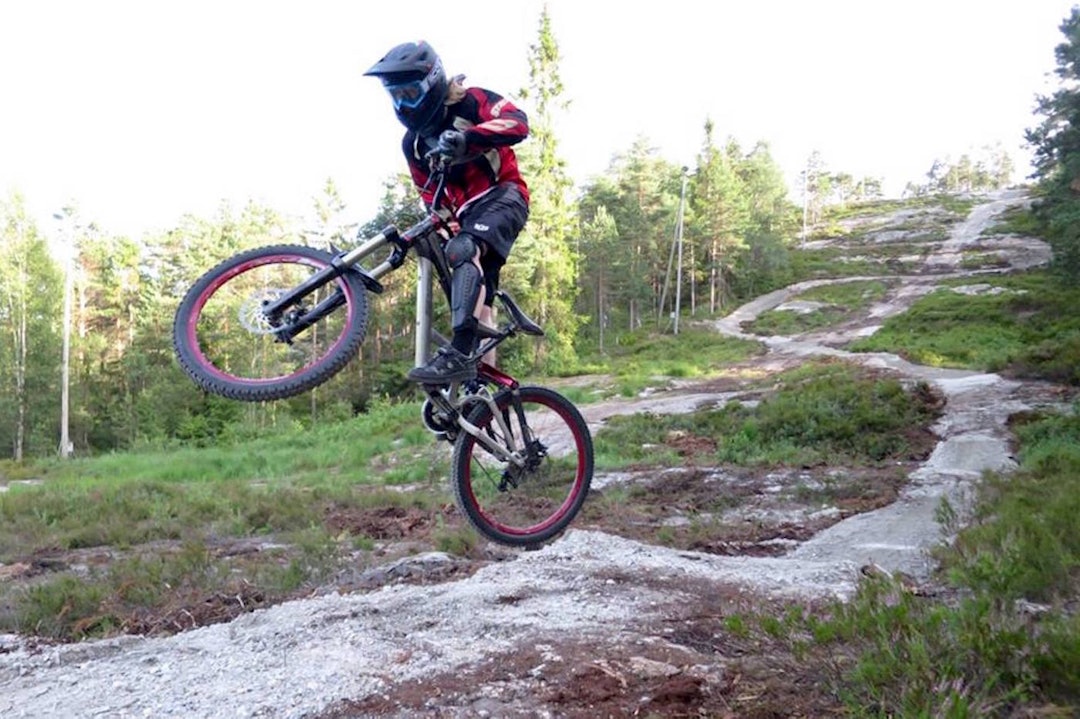 I Kjerringåsen skal slaget om sammenlagtseirene stå på lørdag. Foto: Kjerringåsen DH Kjerringåsen 2015 - Foto Kjerringåsen 1400x933