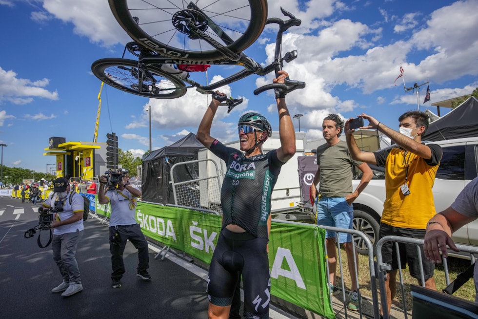 JUBELSCENER: Nils Politt var overlykkelig etter karrierens største triumf. Foto: Cor Vos tour de france, bora-hansgrohe, nils politt
