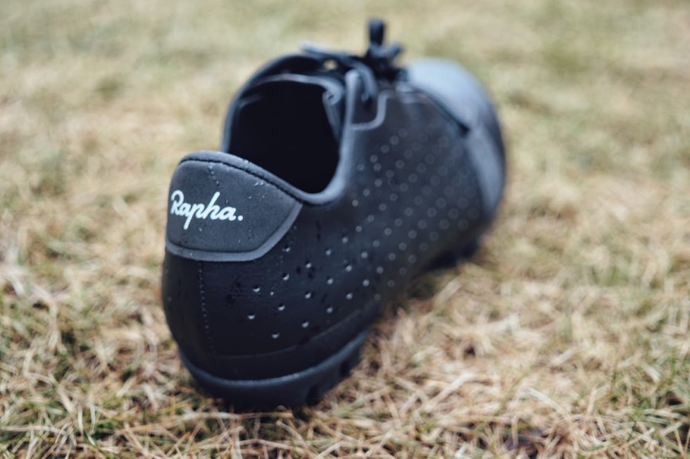 ROMSLIGE: Skoene oppleves romslige, med normal lengde. Helpartiet er dypt. rapha explore