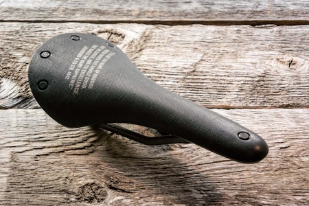 INDUSTRIELT: Brooks' seter i rågummi og karbon ser røffe ut. De er faste i overflaten, men svaier i lengderetningen. Dette gir god komfort. INDUSTRIELT: Brooks' seter i rågummi og karbon ser røffe ut. De er faste i overflaten, men svaier i lengderetningen. Dette gir god komfort.