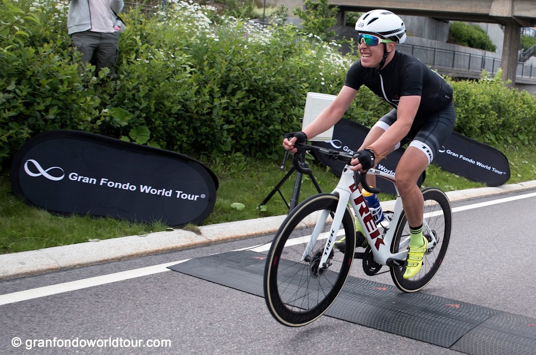 BITER TENNENE SAMMEN: Jeg jobber hardt for å holde trøkket til mål. Foto: Gran Fondo World Tour