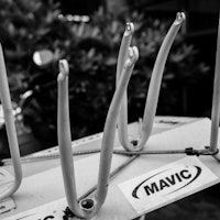 MINNER: Gamle stålgafler og andre rør blir etter sin død til hjulstativer på de nøytrale servicemotorsyklene fra Mavic. 