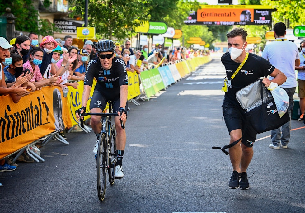ETT SEKUND: Søren Kragh Andersen kriget seg til mål på Mont Ventoux-etappen, hvor han bare var ett sekund unna å bli sendt hjem. Foto: Cor Vos tour de france, team dsm, søren kragh andersen