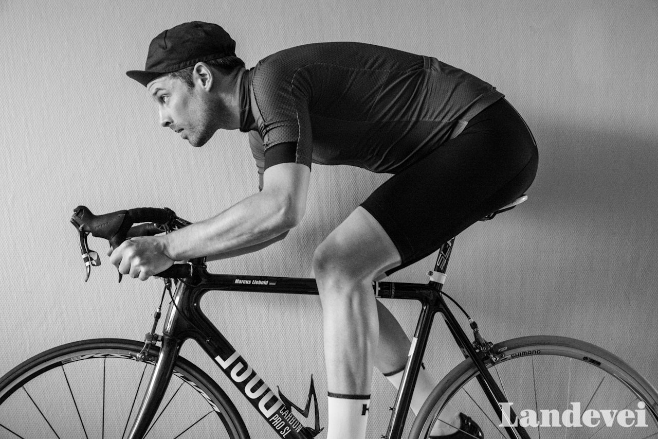 INNETRENING: Etter noen lange vintermåneder lengter vår freelancer Marcus Liebold etter noen sykkelturer på tørr asfalt. Foto: Marcus Liebold. INNETRENING: Etter noen lange vintermåneder lengter vår freelancer Marcus Liebold etter noen sykkelturer på tørr asfalt. Foto: Marcus Liebold.