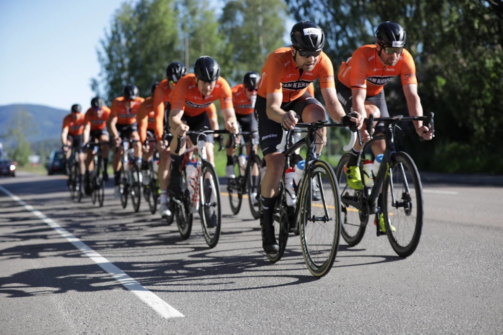 INNAFOR: Team Kjekkas demonstrerer korrekt og lovlig sittestilling, her fra da de satte rekord på Lillehammer-Oslo. Foto: Bjørn Hyljanstorp styrkeproven