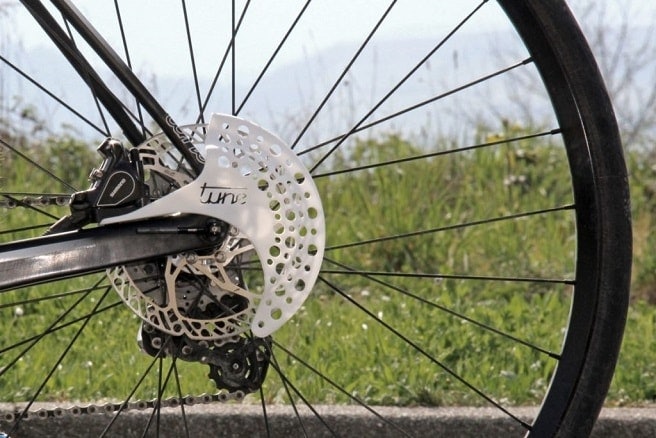 BLE ALDRI NOE AV: UCI tok i sin tid til ordet for et beskyttelsescover ala dette for skivebremser. Det ble aldri påbudt. Foto: Tune. Tune-disc-brake-cover-min