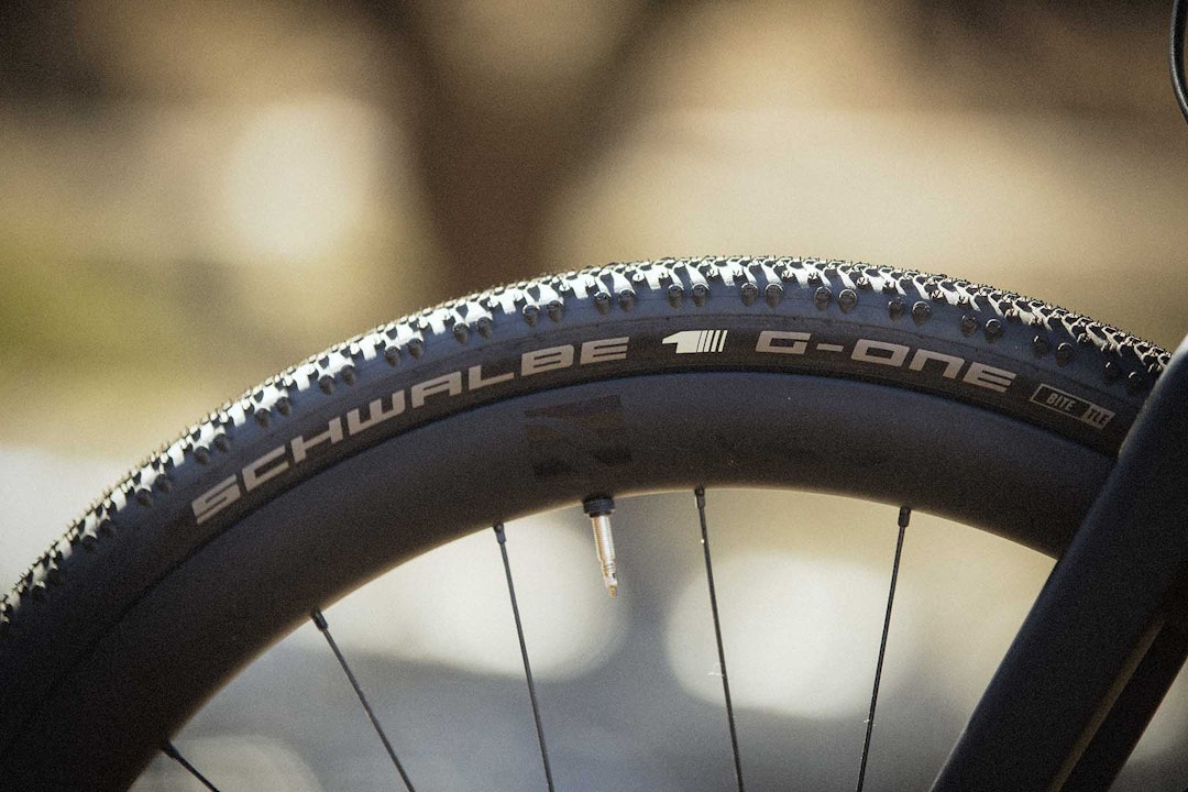 GROV KOMBO: Reynolds Assault ATR (All Terrain Road) med Schwalbe G-One Bite gir et volumiøst og robust uttrykk. GROV KOMBO: Reynolds Assault ATR (All Terrain Road) med Schwalbe G-One Bite gir et volumiøst og robust uttrykk.