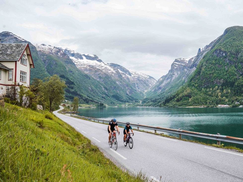 FJORDNÆRT: Naturen kommer tett på, og om du reiser litt utenom turistsesongen er det relativt lite trafikk. Bilde: Magnus Roaldset Furset FJORDNÆRT: Naturen kommer tett på, og om du reiser litt utenom turistsesongen er det relativt lite trafikk. Bilde: Magnus Roaldset Furset