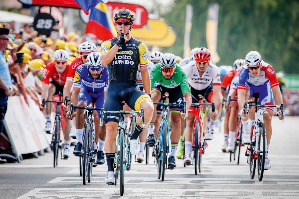 SPURTKONGER: Dylan Groenewegen vant etappe 7 og 8 under fjorårets Tour de France. Her må blant andre Fernando Gaviria, Peter Sagan og Arnaud Demare innse at slaget er tapt. Foto: Cor Vos