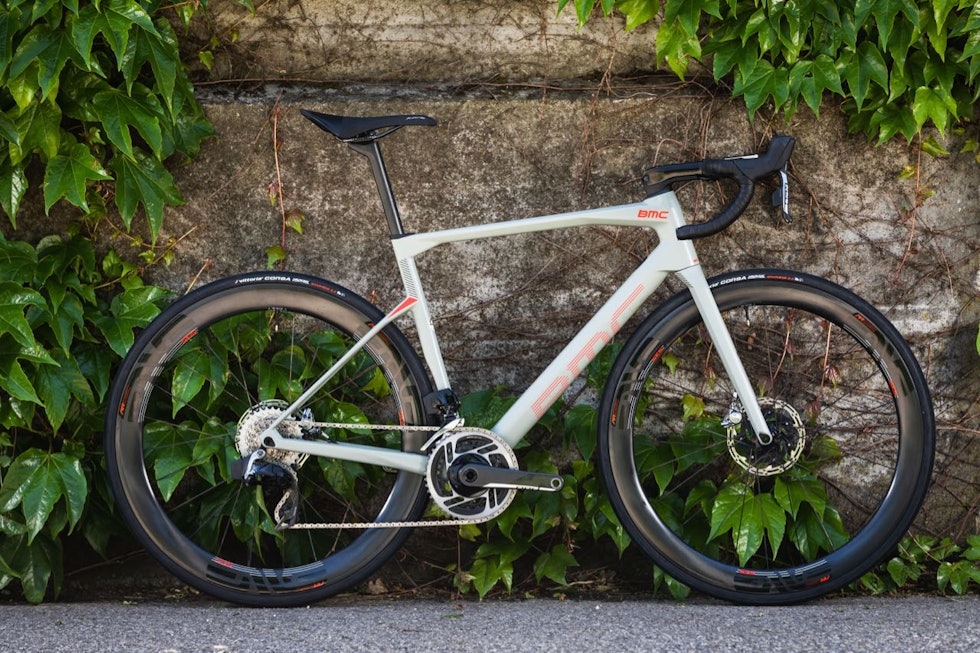 STRAM I LINJENE: Nye BMC Roadmachine har BMCs velkjente kantede rør og stramme linjer. HD Pictures © BMC / Jérémie Reuiller STRAM I LINJENE: Nye BMC Roadmachine har BMCs velkjente kantede rør og stramme linjer. HD Pictures © BMC / Jérémie Reuiller