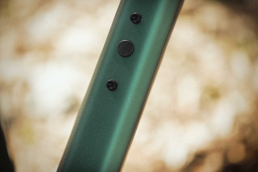 PERLEMOR: Lakken har en lekker metallic utførelse, matt sådan. Omtrent samme farge som skogen selv, eller jakken til en Lord fra Oxford. PERLEMOR: Lakken har en lekker metallic utførelse, matt sådan. Omtrent samme farge som skogen selv, eller jakken til en Lord fra Oxford.