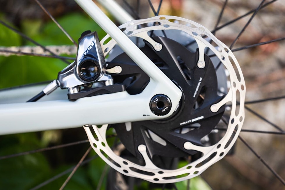 KUN MED SKIVER: Er du en reaksjonær felgbremsentusiast er ikke BMC Roadmachine for deg. Den kommer kun med skivebremser. HD Pictures © BMC / Jérémie Reuiller KUN MED SKIVER: Er du en reaksjonær felgbremsentusiast er ikke BMC Roadmachine for deg. Den kommer kun med skivebremser. HD Pictures © BMC / Jérémie Reuiller