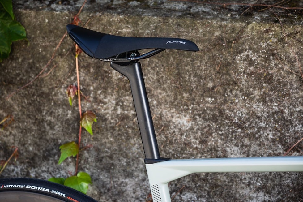 NY KJEPP: Den D-formede setepinnen gir demping. Setepinneklemmen er integrert i rammen og sikrer at pinnen kan flekse ekstra. HD Pictures © BMC / Jérémie Reuiller NY KJEPP: Den D-formede setepinnen gir demping. Setepinneklemmen er integrert i rammen og sikrer at pinnen kan flekse ekstra. HD Pictures © BMC / Jérémie Reuiller