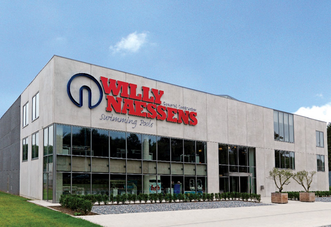 LANG HISTORIE: Willy Naessen svømmebasseng er en hovedsponsor av sykkelkross. Foto: WNG. LANG HISTORIE: Willy Naessen svømmebasseng er en hovedsponsor av sykkelkross. Foto: WNG.