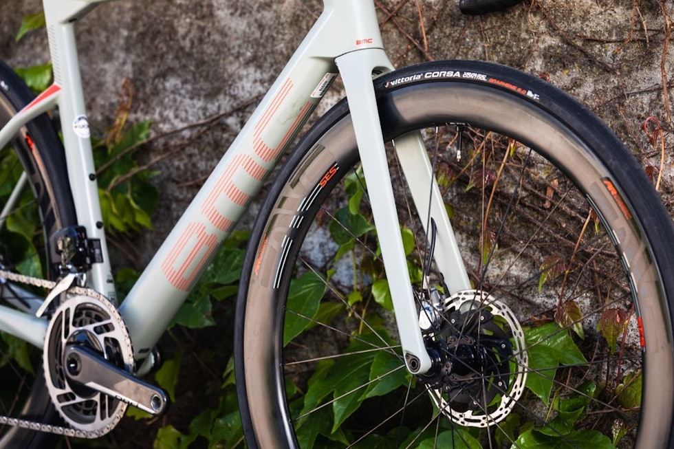 ASYMMETRISK GAFFEL: Gaffelbeina har lik fleks, men venstrebeinet er kraftigere for å takle belastningen fra skivebremsen. Toppen av gaffelen er slankere enn på forrige generasjon Roadmachine. HD Pictures © BMC / Jérémie Reuiller ASYMMETRISK GAFFEL: Gaffelbeina har lik fleks, men venstrebeinet er kraftigere for å takle belastningen fra skivebremsen. Toppen av gaffelen er slankere enn på forrige generasjon Roadmachine. HD Pictures © BMC / Jérémie Reuiller