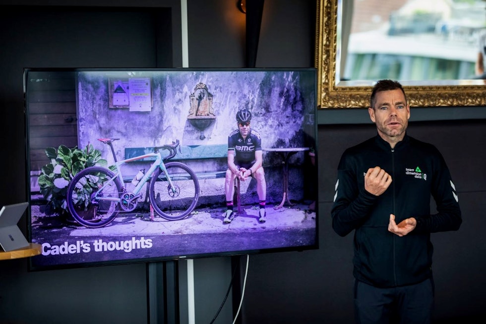 FØRSTE GENERASJON: Cadel Evans avbildet med første generasjon Road Machine. Evans bor i Stabio i Sveits, men er fra Australia. HD Pictures © BMC / Jérémie Reuiller FØRSTE GENERASJON: Cadel Evans avbildet med første generasjon Road Machine. Evans bor i Stabio i Sveits, men er fra Australia. HD Pictures © BMC / Jérémie Reuiller