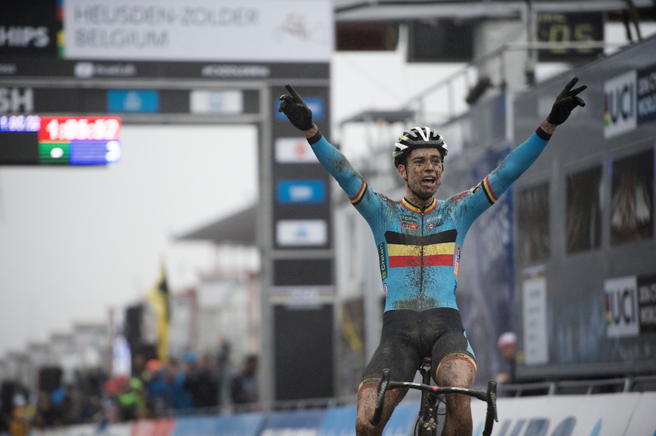 TO PÅ RAD: Wout van Aert lot seg ikke stoppe av kneproblemer, og tok sitt andre VM-gull i sykkelkross. Foto: Kristoff Ramon. 