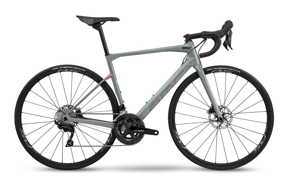 RIMELIGST: 02 Three kommer med Shimano 105 og Shimano RS-hjul. RIMELIGST: 02 Three kommer med Shimano 105 og Shimano RS-hjul.