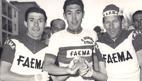 KAFFE FOR ALLE PENGA: Faema, et av de legendariske lagene Eddy Merckx kjørte for, sponset av en kaffemaskinprodusent. Foto: Cor Vos. faema-1