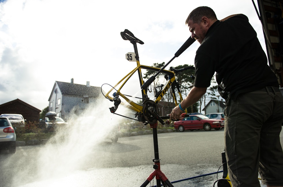 VASKEBJØRN: En av MTN Qubekhas innleide branner spøler sykkelen etter målgang.