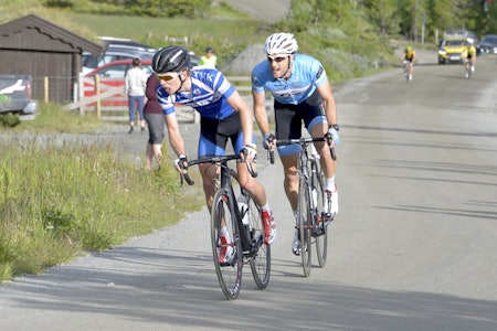 BRATT: Jonas Ellingsen (til venstre) og Oddbjørn Klomset Andersen gjør opp om fjerde etappe opp Storefjell i Tour de Hallingdal 2015. Foto: Børge Jensen