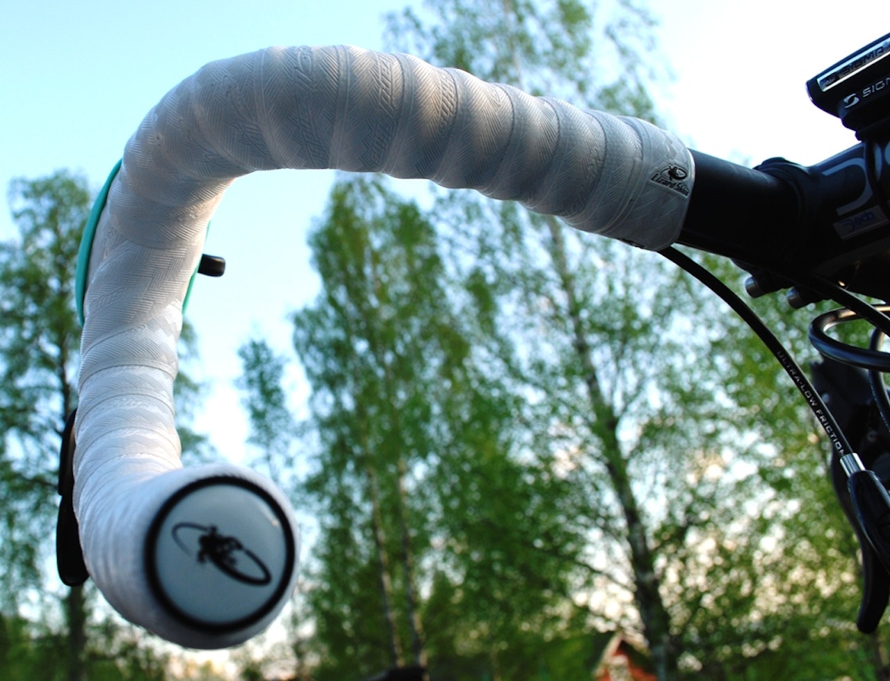 FIRFISLER:  Perlegrå endeplugger og smuk avslutningstape. (Foto: Kjetil Haaland) FIRFISLER:  Perlegrå endeplugger og smuk avslutningstape. (Foto: Kjetil Haaland)