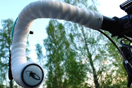 FIRFISLER: Perlegrå endeplugger og smuk avslutningstape. (Foto: Kjetil Haaland) FIRFISLER: Perlegrå endeplugger og smuk avslutningstape. (Foto: Kjetil Haaland)