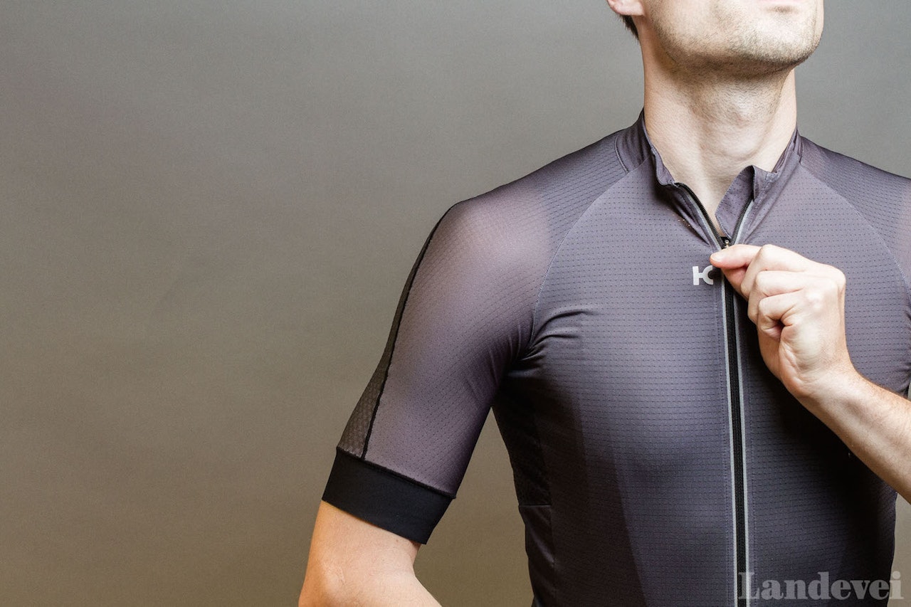 KONGELIG: Kolleksjonen til «Katusha Sports» er holdt i få, men tidløse farger som svart, grått, hvitt og rødt. Foto: Henrik Alpers. KONGELIG: Kolleksjonen til «Katusha Sports» er holdt i få, men tidløse farger som svart, grått, hvitt og rødt. Foto: Henrik Alpers.