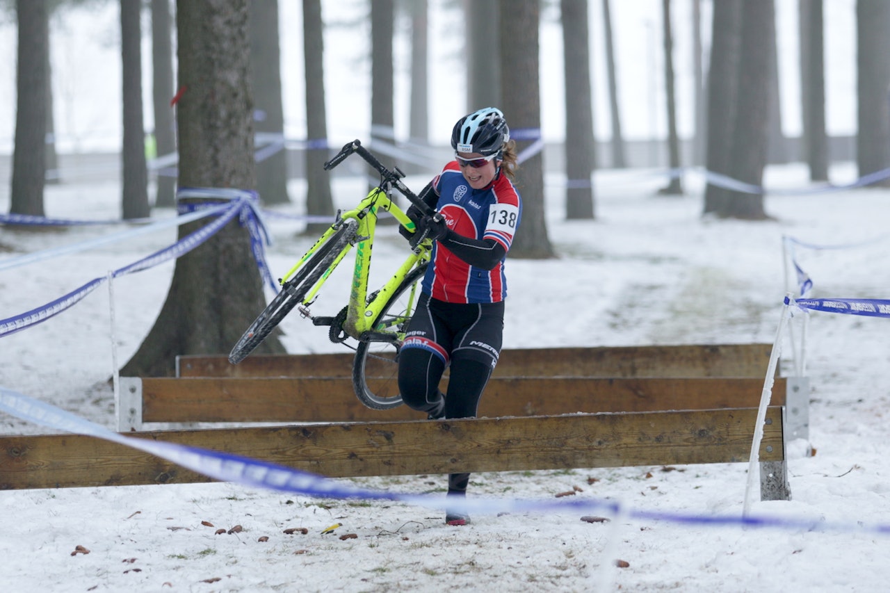 NORGESMESTER: Elisabeth Sveum vant norgesmesterskapet i sykkelkross i Skien søndag, og beholder mesterskapstrøya en sesong til. Foto: Bengt Ove Sannes