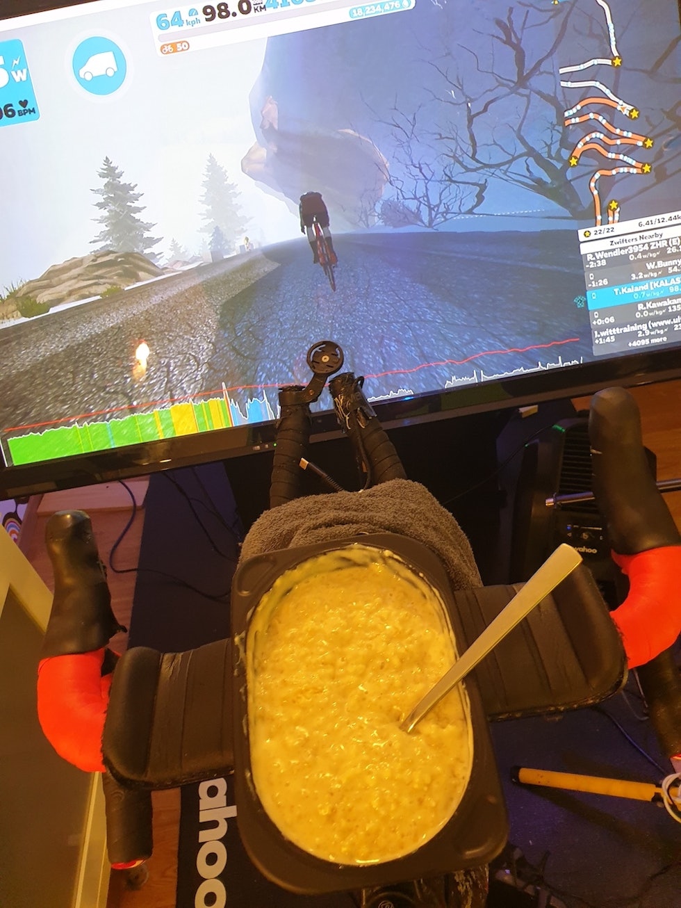 GRØT: Tom Ove Kaland spiste mye grøt på vei opp Alpe du Zwift Tom Ove Kaland Alpe du Zwift