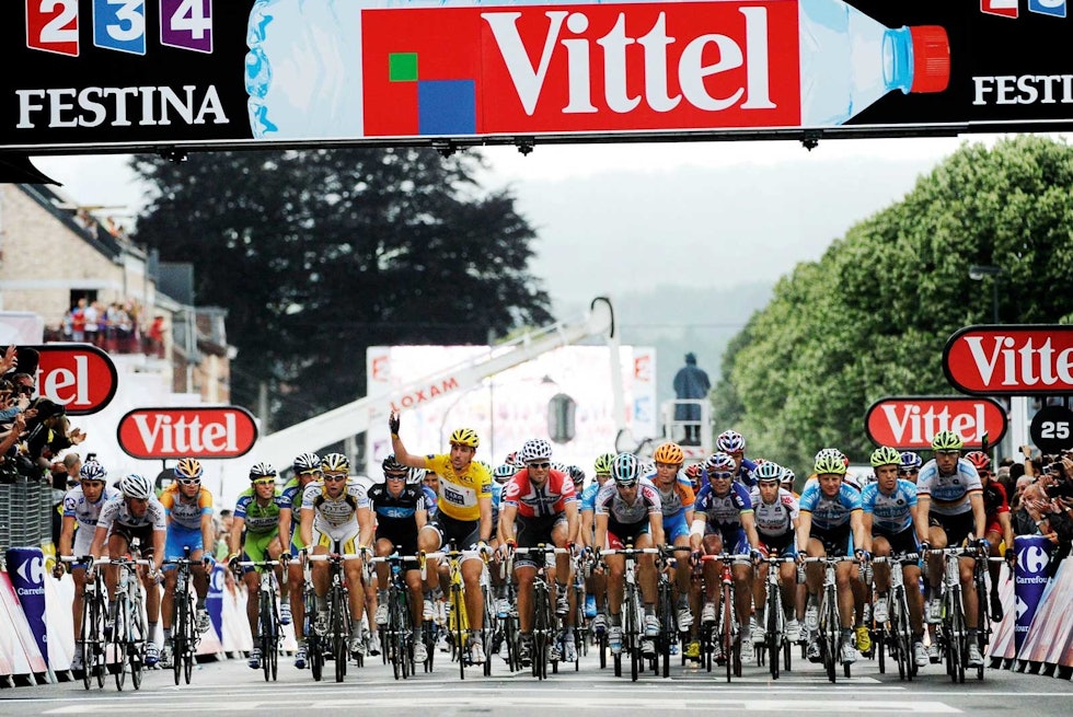 SVEITSISK KOMMISÆR: Fabian Cancellara langer ut mot Maxime Bouet som forsøker å spurte på etappen til Spa. Fabian fikk det som han ville, mens Hushovd mistet muligheten til etappeseier. Foto: Cor Vos