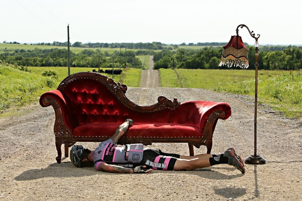 SOFA I LØYPA: I grusrittet Dirty Kanza finner du en sofa midt i løypa, der deltagerne heller vil bli avbildet på merkelig vis enn å sykle alt de kan. Foto: Dirty Kanza. dirty kanza festival