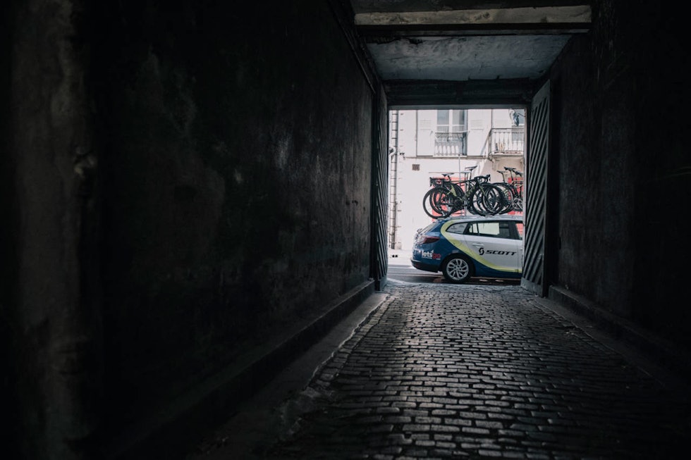 PAKKESEL: Daværende Orica-Greenedge stapper både biltak og bagasjerom fullt. 13. eappe av Tour de France, 2016. Foto: Kristof Ramon. PAKKESEL: Daværende Orica-Greenedge stapper både biltak og bagasjerom fullt. 13. eappe av Tour de France, 2016. Foto: Kristof Ramon.
