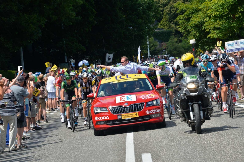 KONGEN: I den forrerste av to røde biler, sitter sjefen sjøl, Christian Prudhomme. Foto: Cor Vos. Tour_de_france_bilene_2
