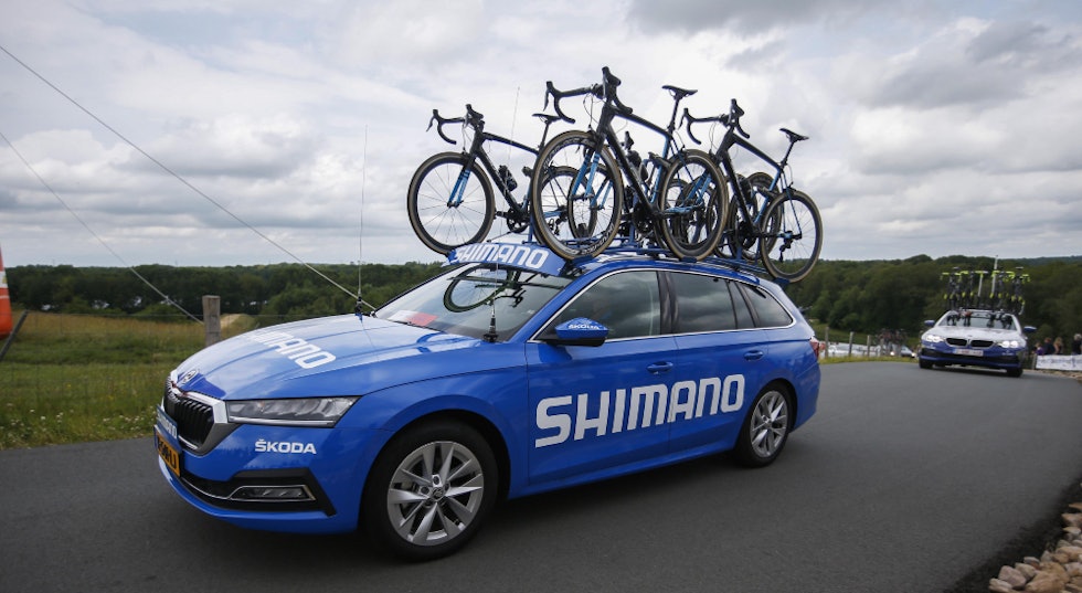 NY NØYTRAL SERVICE: Fra 2021 tok Shimano over for de ikoniske, gule servicebilene til Mavic. Foto: Cor Vos tour de france, følgebil, shimano