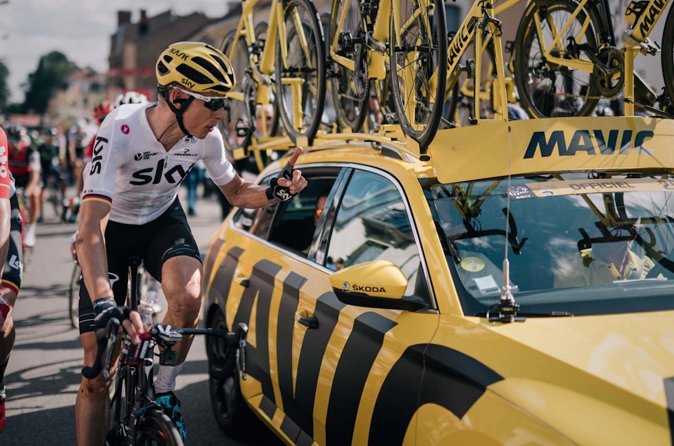 ETT HJUL TAKK: Christian Knees, Team Sky, tar opp en bestilling fra en av feltets nøytrale servicebiler. Foto: Kristof Ramon. Tour_de_france_bilene_4